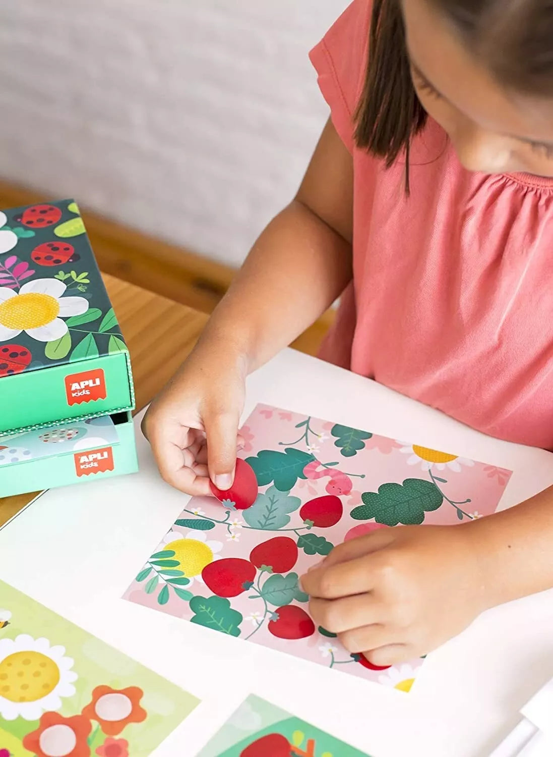 Lipdukų žaidimas „Ladybug“