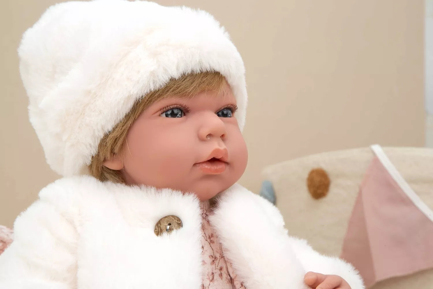Arias lėlytė kūdikėlis su kailinukais, 40 cm