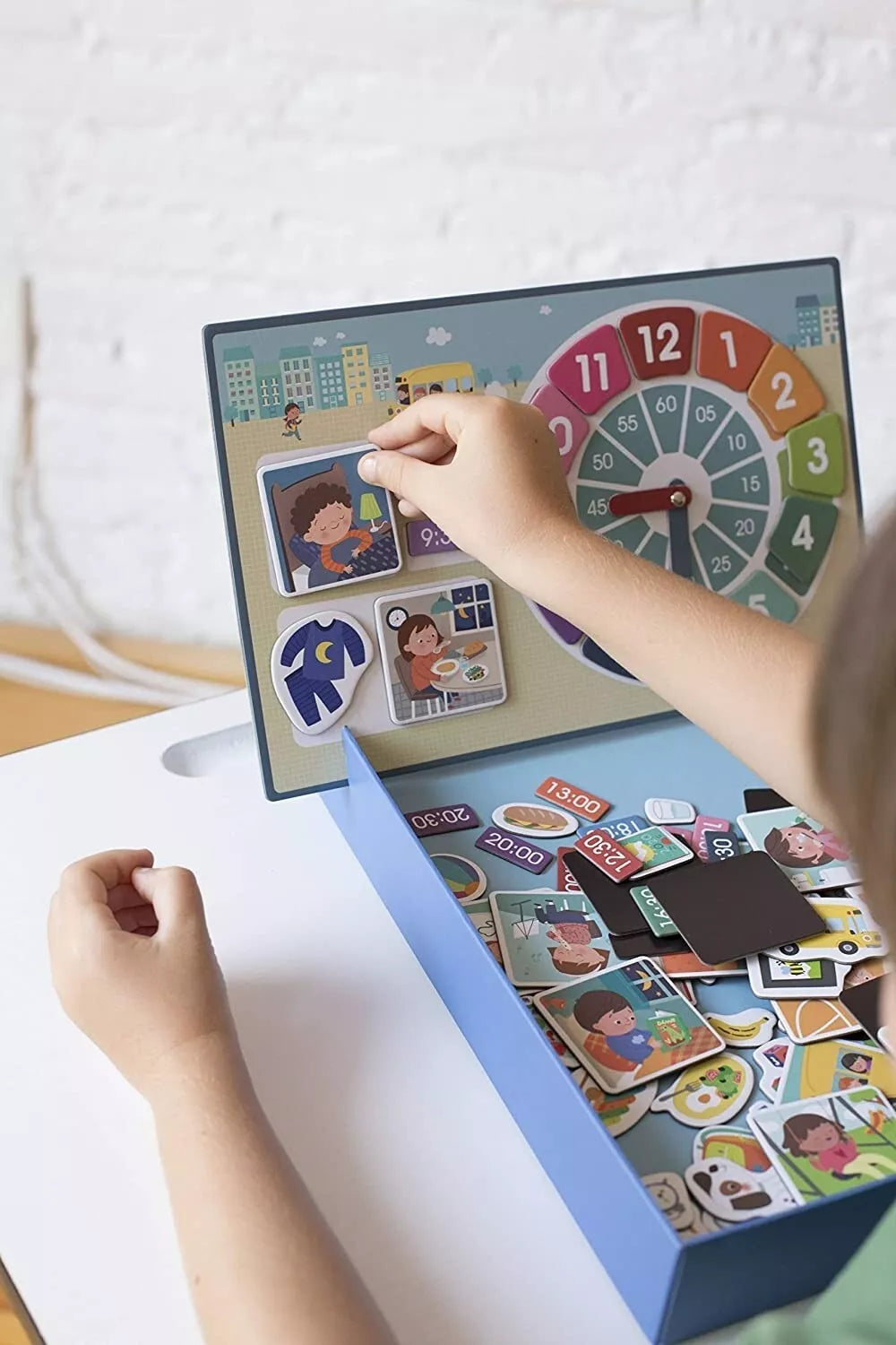 Magnetinis žaidimas-dėlionė „Valandos”