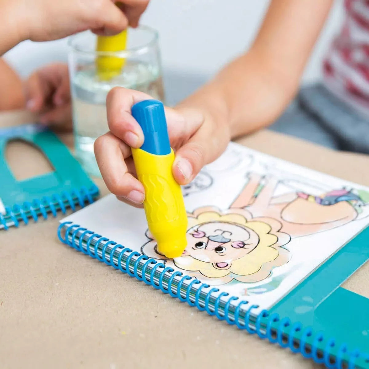 Džiunglių spalvinimo knygelė su vandens pieštuku